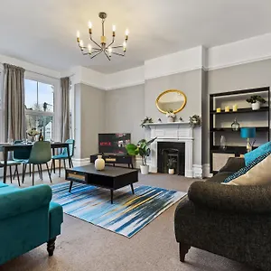 Apartment Parea Living - Leytonstone, 2-bedroom Serviced Apartment, Free Parking, Remote Working, London
